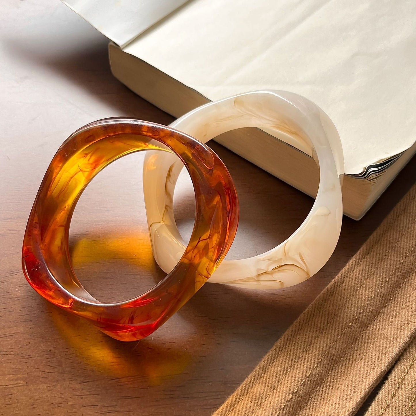 European And American Geometric Blooming Resin Curved Bracelet