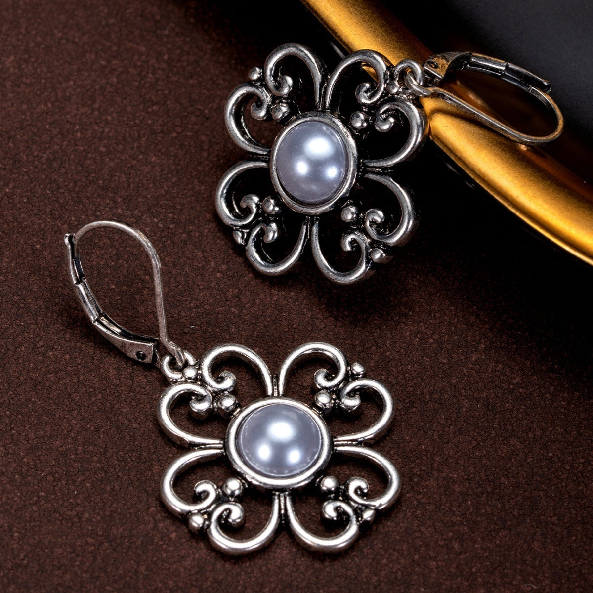 Women's Retro Retro Gold-plated Inlaid-piece Pearl Earrings